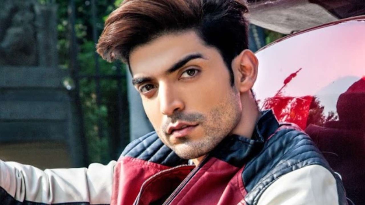 GURMEET AND DEBINA SEEK BLESSINGS AT RAM MANDIR ON 10TH WEDDING ANNIVERSARY