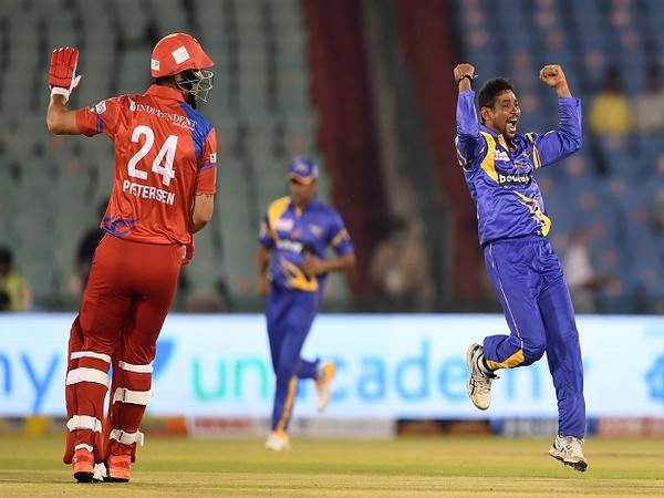 Road Safety World Series: Dilshan the man as Sri Lanka thrash England to go on top