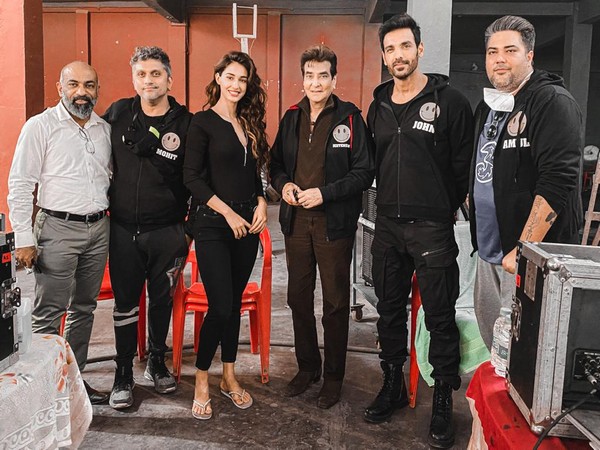 Jeetendra Kapoor bonds with ‘Ek Villain Returns’ team, gives his blessings
