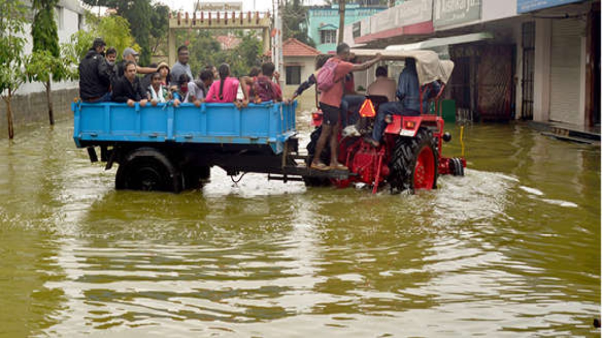 IT PROFESSIONALS IN BENGALURU TAKE TRACTOR RIDES TO REACH OFFICE