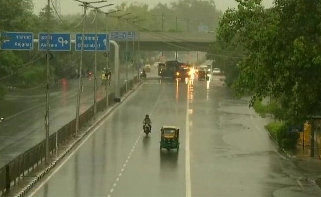 Several flights delayed due to fog; Delhi is to see light rainfall next week