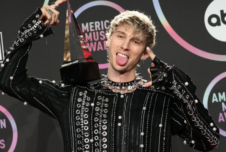 Machine Gun Kelly trolled for his<br>AMA 2022 outfit
