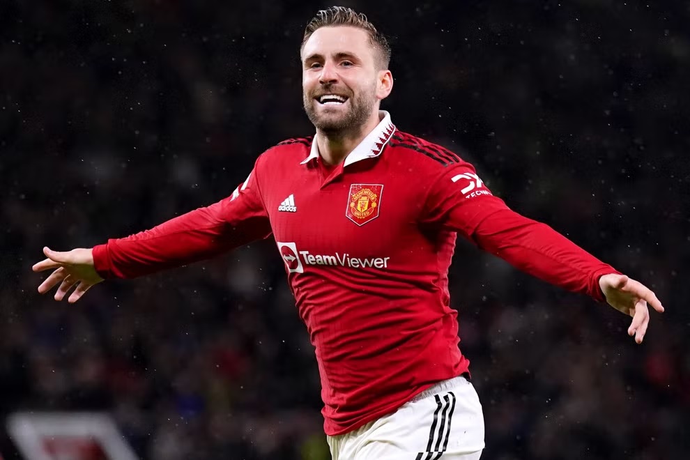 Luke Shaw extends his contract with Manchester United