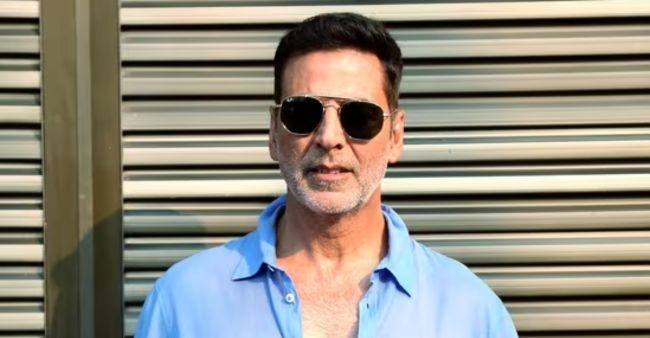 Akshay helps Sunny to save his Juhu’s villa
