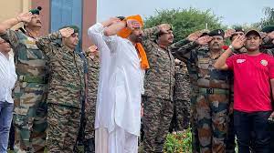 Sunny Deol hoists flag along with soldiers at MHOW