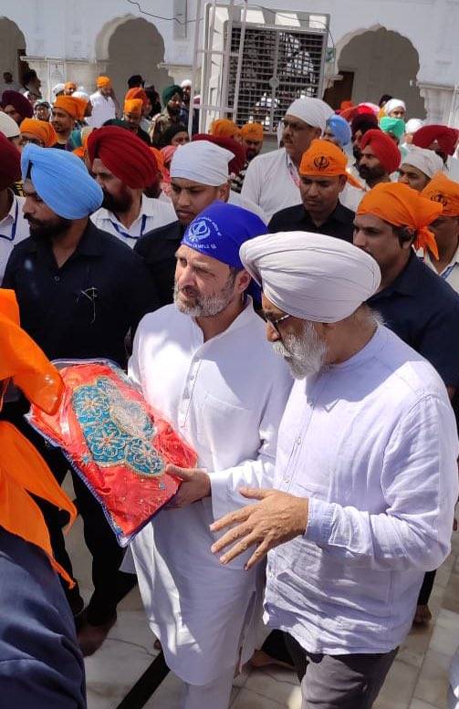Rahul Gandhi participates in volunteer service at the Shri Harmandir Sahib