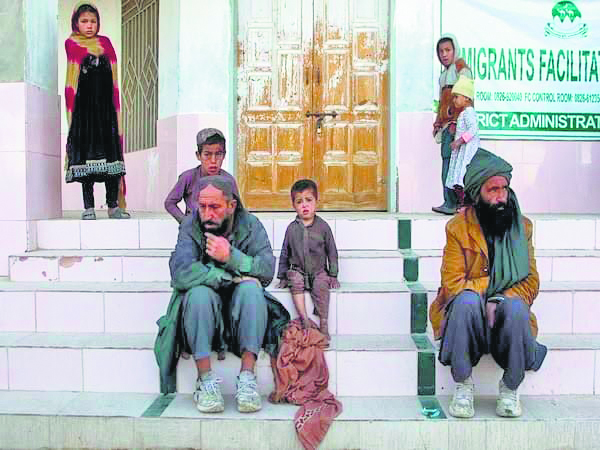 Over 800 Afghan migrants return from Pak this week