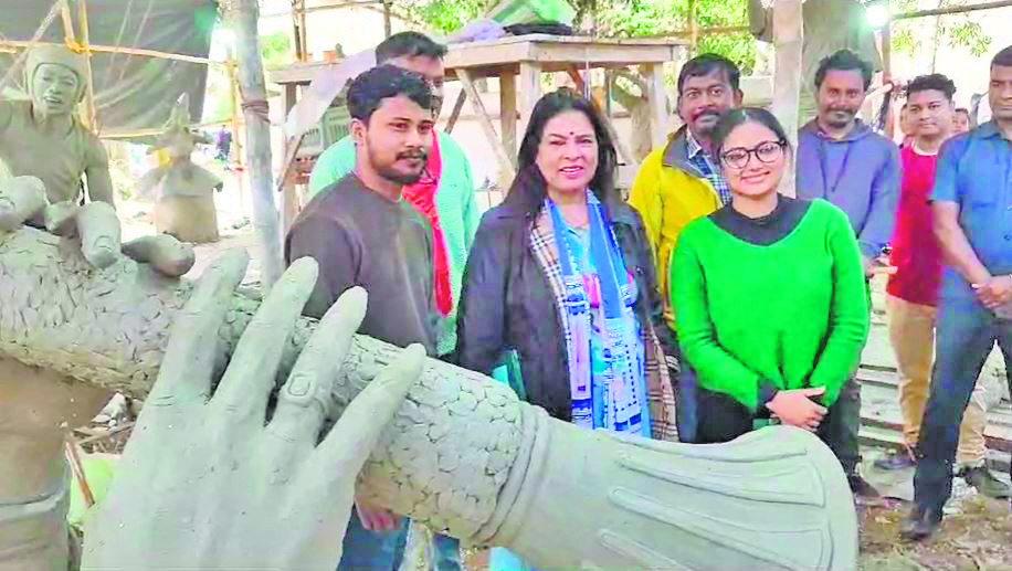 MoS Meenakashi Lekhi visits sculpture workshop in Agartala