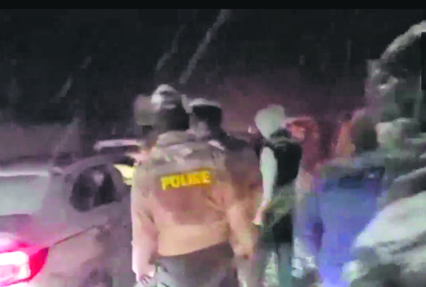 Heavy snowfall sparks heroic rescue as 300 tourists stranded in Atal-Rohtang tunnel
