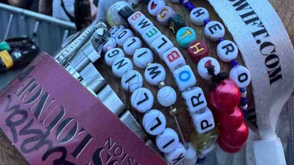 Federer wearing friendship bracelets Federer wearing friendship bracelets