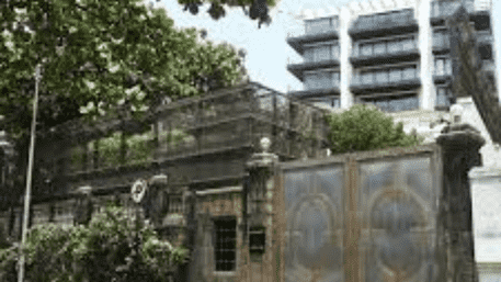 Auto Driver Attempts To Enter Mannat: Security Guard ‘Dikhta Nahi Hai Kya? | VIDEO