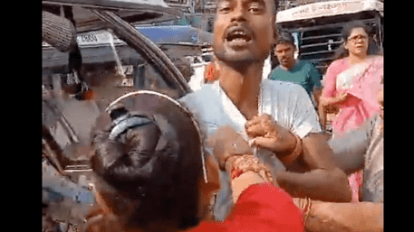 ‘Gaali Dega?’: E-Rickshaw Driver Thrashed by Women Over Fare Disagreement! | WATCH