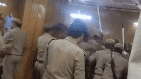 Ghaziabad: Fight Breaks Out Between Police And Lawyer In Court | WATCH