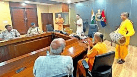 ‘Harinam Kirtan’ In The Gurgaon Police Station? Is ‘Bhagwan Bharose’ The New Law and Order? | WATCH