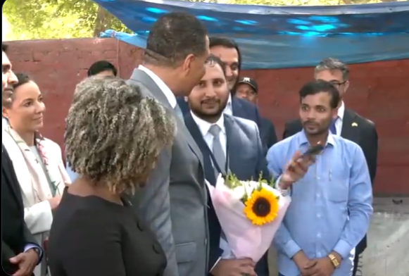A Bouquet And A Swipe: Jamaican PM Embraces UPI In Delhi’s Streets, Video Goes Viral