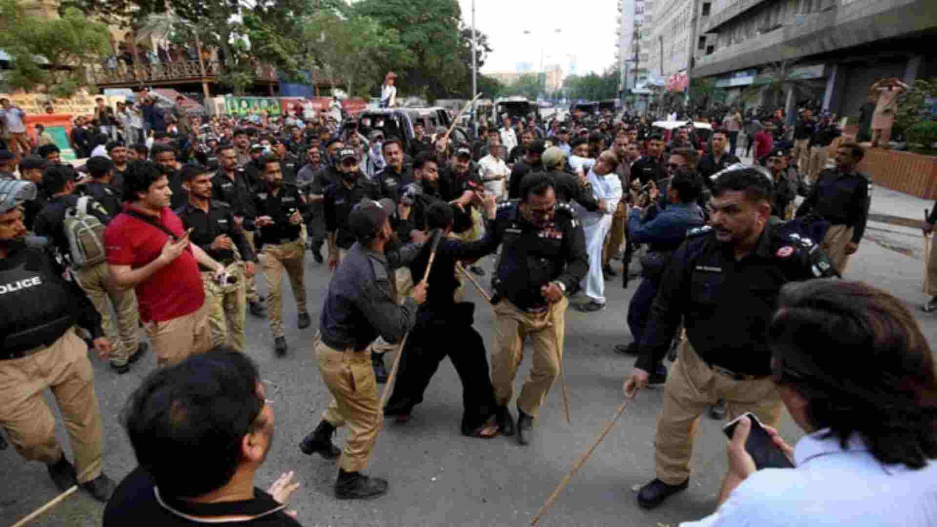 Pakistan: Clashes Erupt Between Police And Protesters Outside Karachi Press Club During Sindh Rawadari March