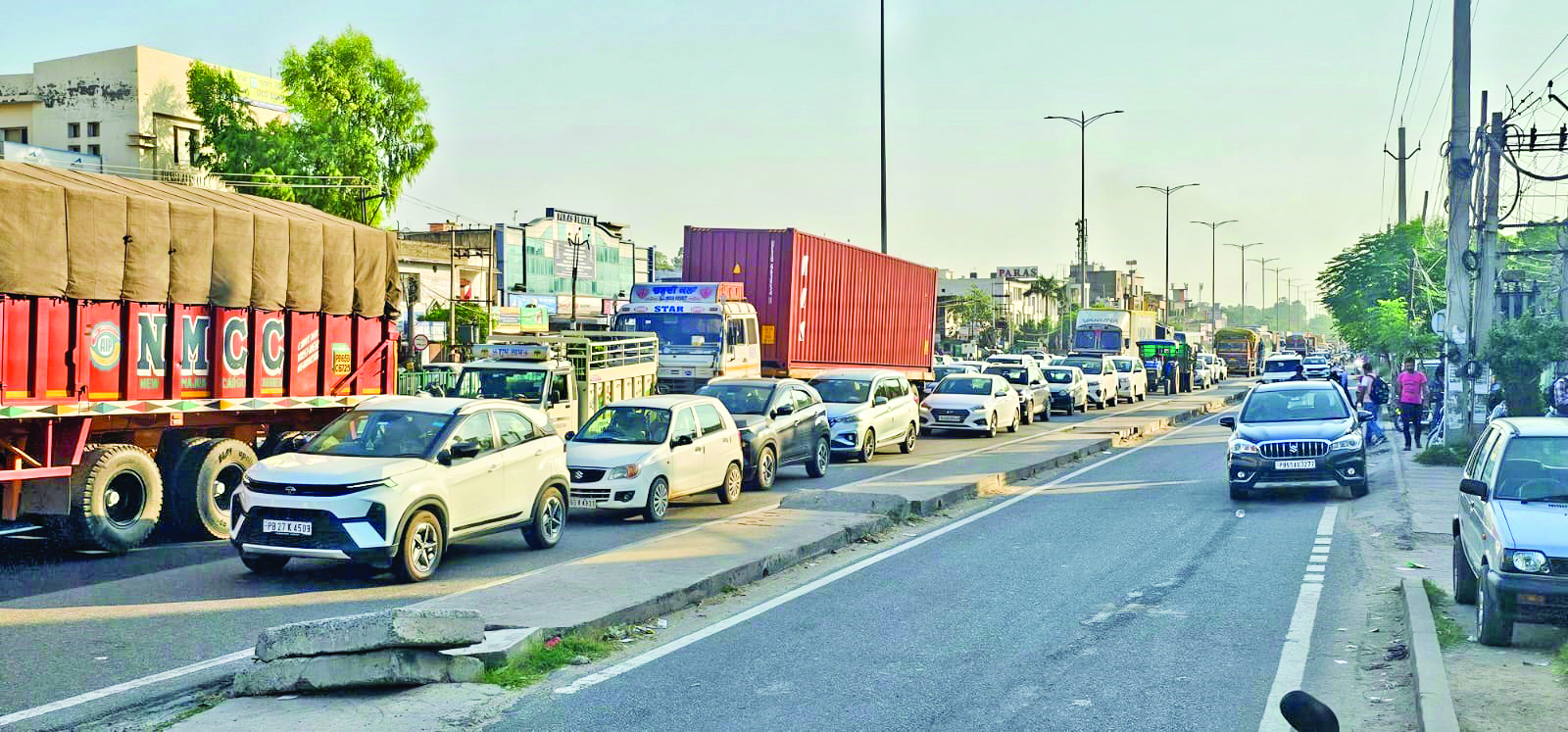 Traffic chaos on Ambala-Chandigarh highway due to truck breakdown