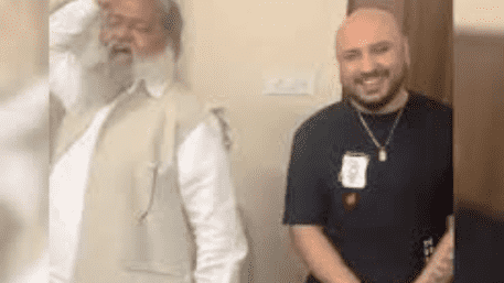 WATCH: B. Prak Sings ‘Teri Mitti’ To Congratulate Anil Vij On Election Win