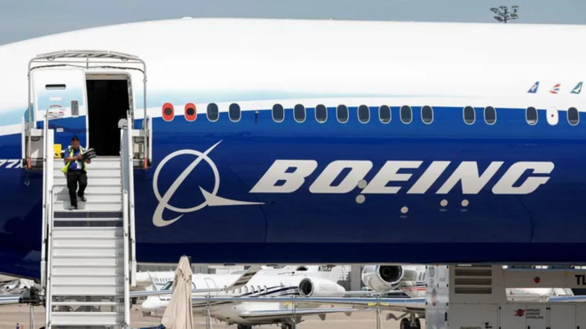 Boeing Offers 35% Pay Raise And ,000 Bonus In Deal With Month-Long Striking Workers