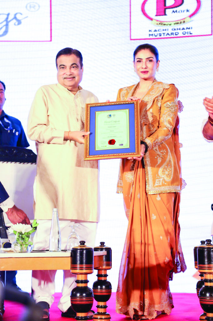 Raveen Tandon with Union Minister Nitin Gadkari at the We Women Want event Raveen Tandon with Union Minister Nitin Gadkari at the We Women Want event