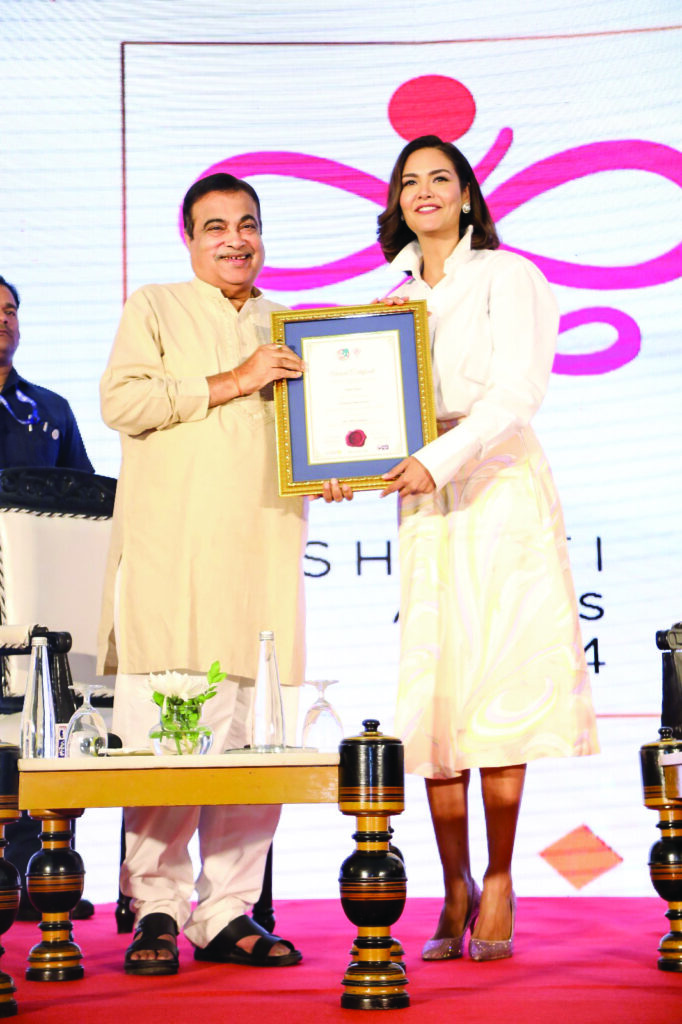 Esha Gupta with Union Minister Nitin Gadkari Esha Gupta with Union Minister Nitin Gadkari