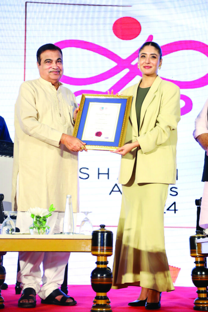 Kritika Kamra with Union Minister Nitin Gadkari Kritika Kamra with Union Minister Nitin Gadkari