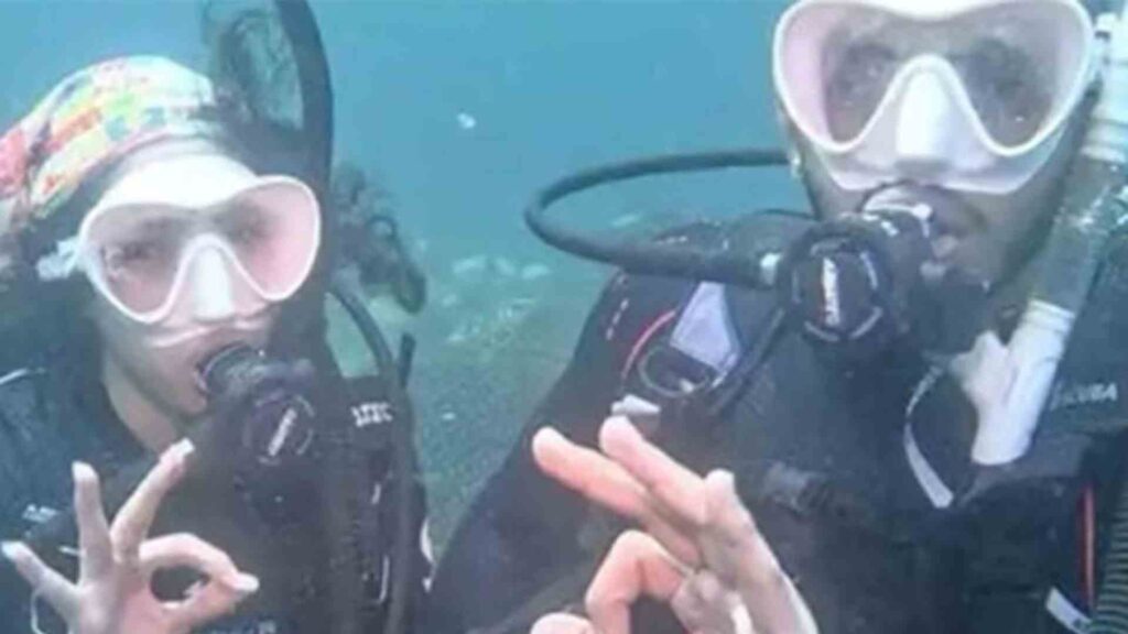 Couple tied knot underwater Couple tied knot underwater