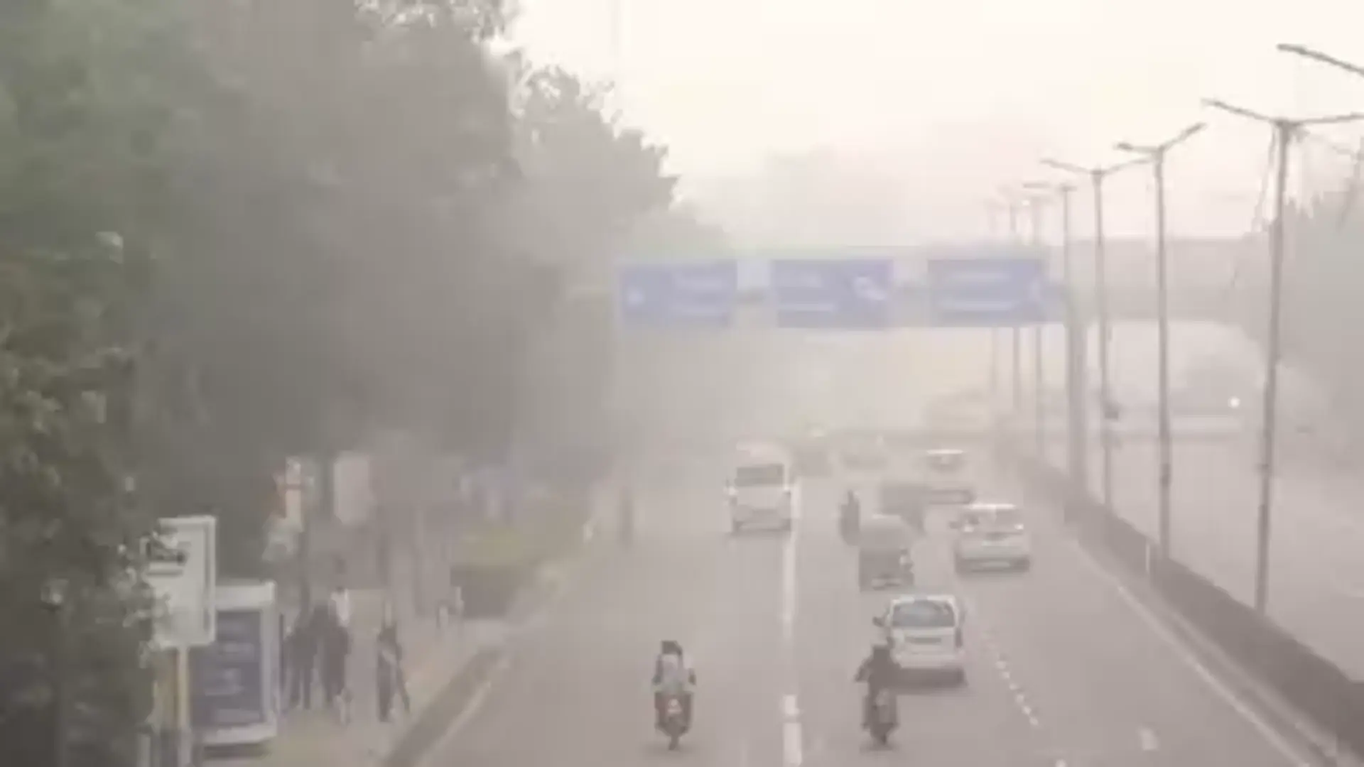 Delhi’s Air Quality Remains ‘Very Poor’ for 10th Consecutive Day, Poses Health Risks