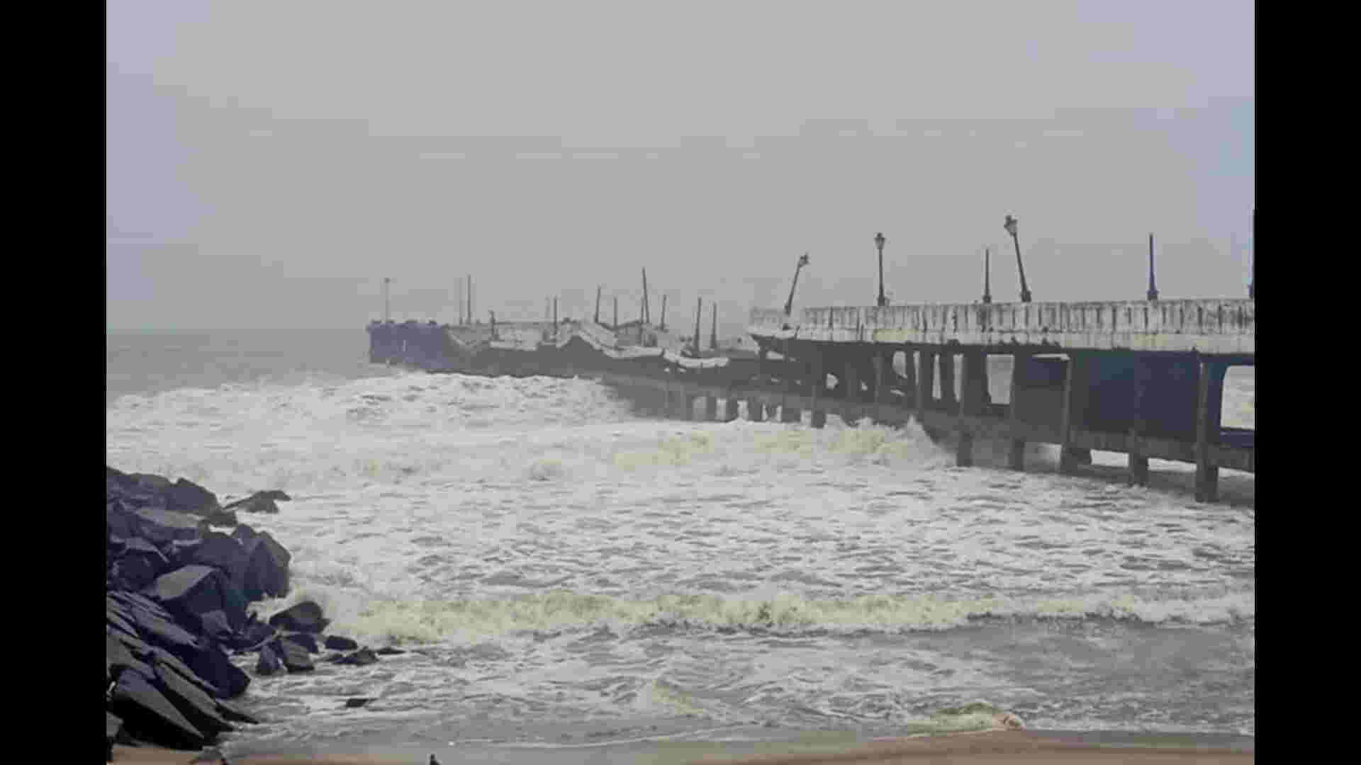 Cyclone Fengal Landfall Expected Today: Red Alert Issued for Tamil Nadu, Puducherry; Flight Services Disrupted