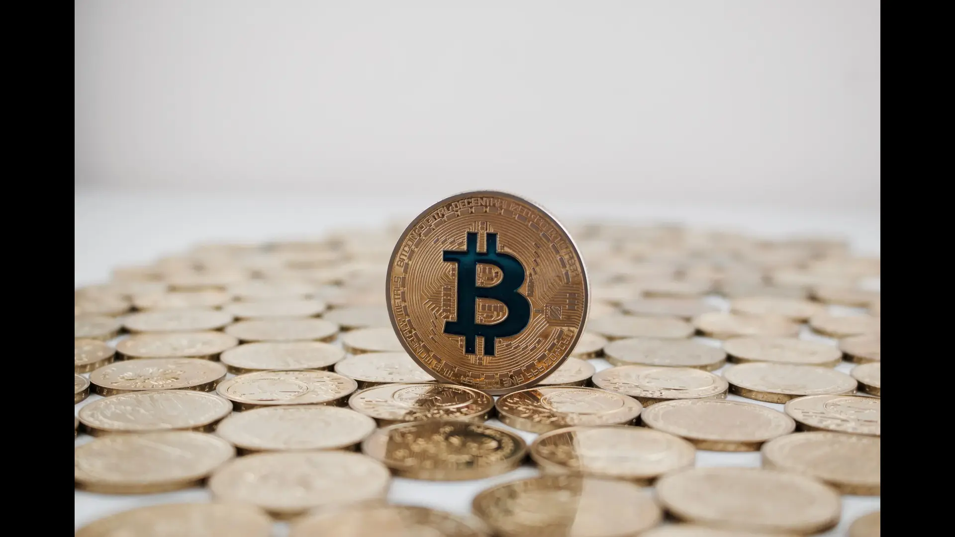 Bitcoin Surges to Record ,000 Amid US Election Developments