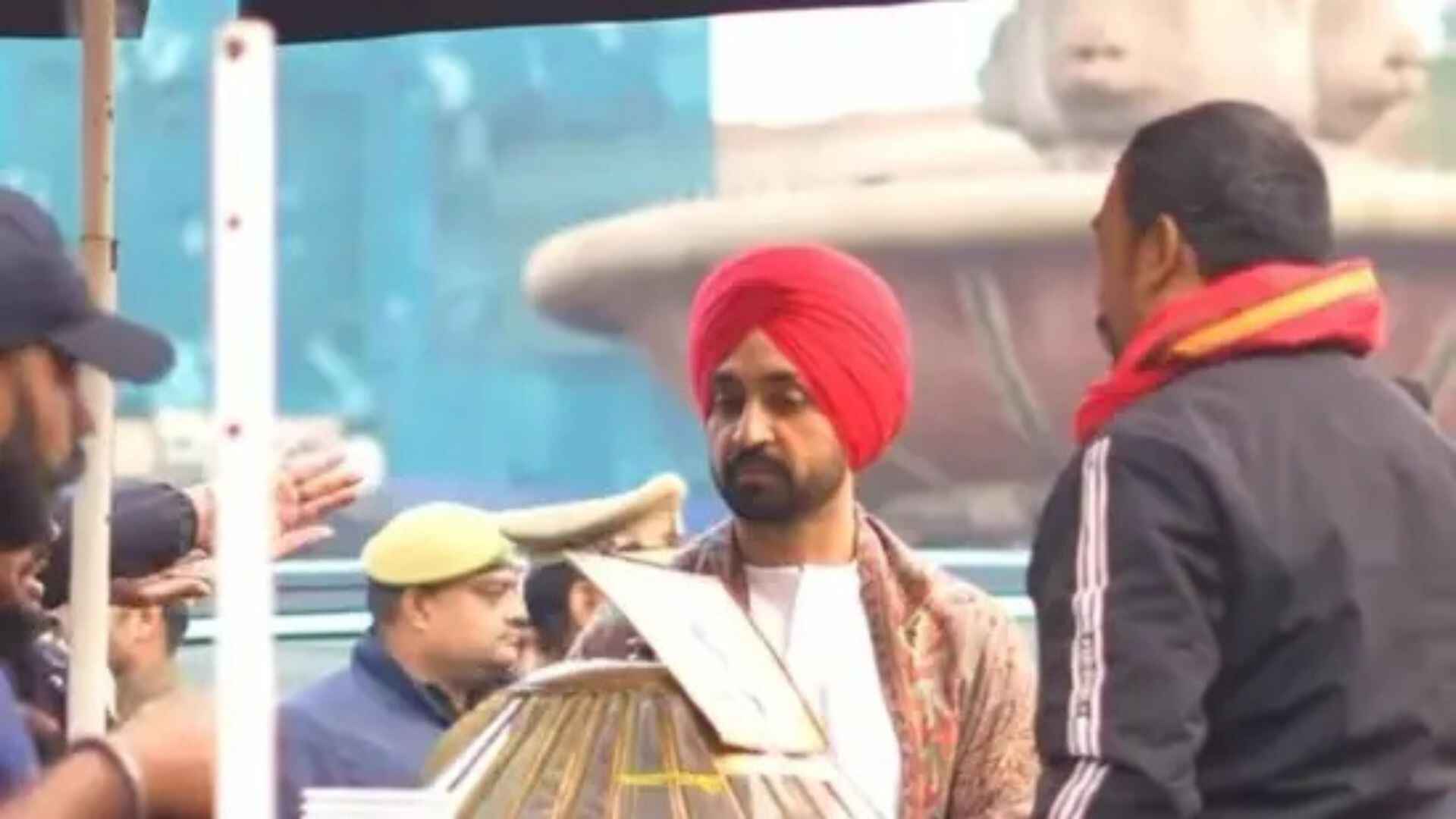 Diljit Dosanjh Explores Lucknow Market Ahead Of Dil-Luminati India Tour Performance | Watch