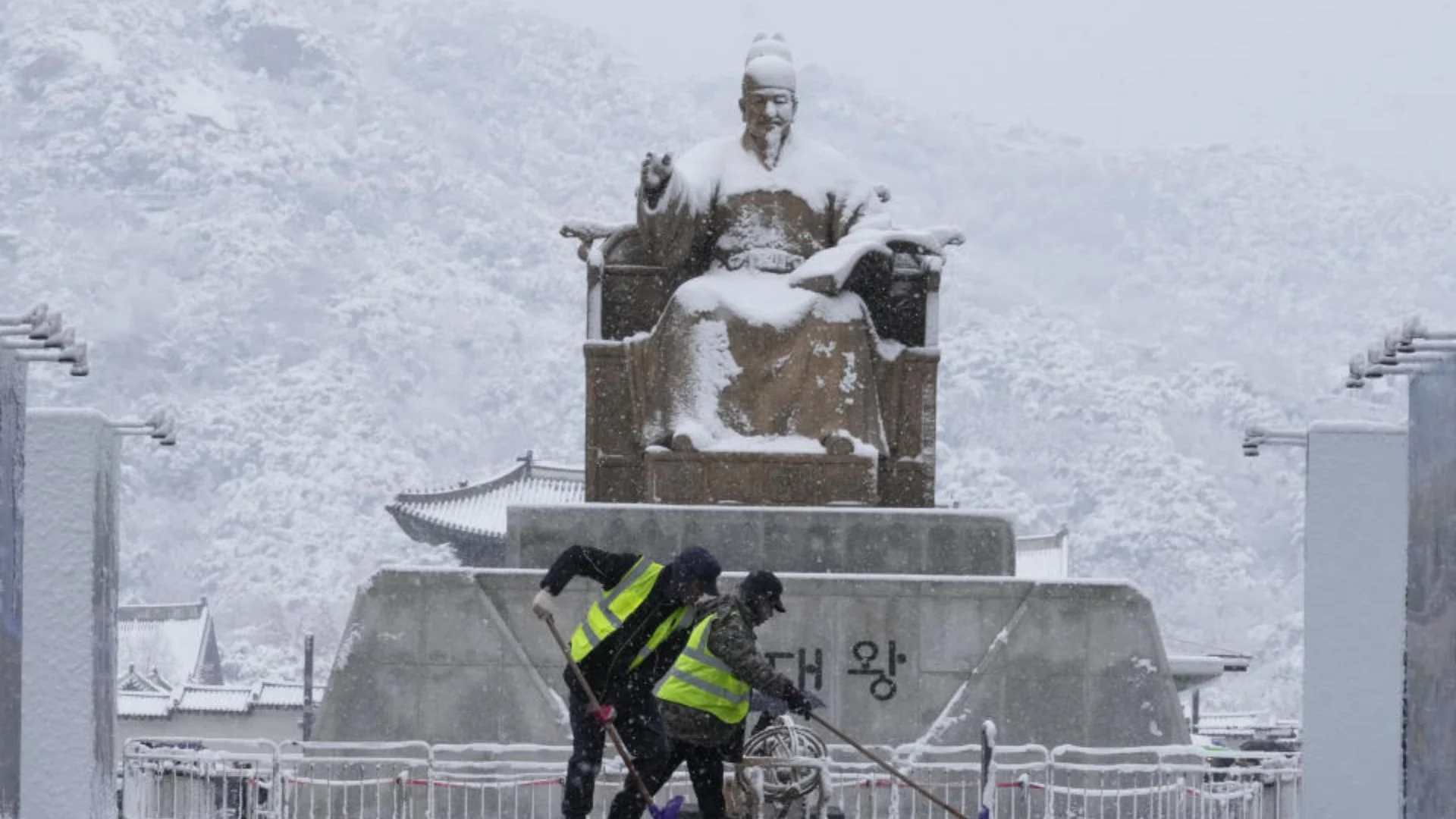 South Korea Paralyzed By Record Snowfall Leaving Flights Cancelled And Four People Dead