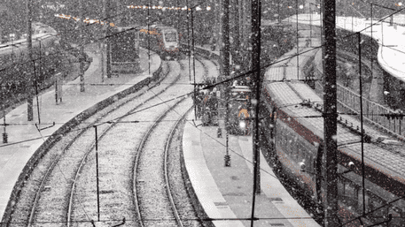 Paris Covered In Snow: The Magic Of Winter’s First Touch In The French Capital! | WATCH