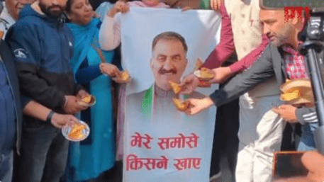 ‘Samosa Politics’ BJP MLA Sends 11 Samosas To CM Sukhu, People Are Seen Making His Poster Eat It | WATCH VIDEO