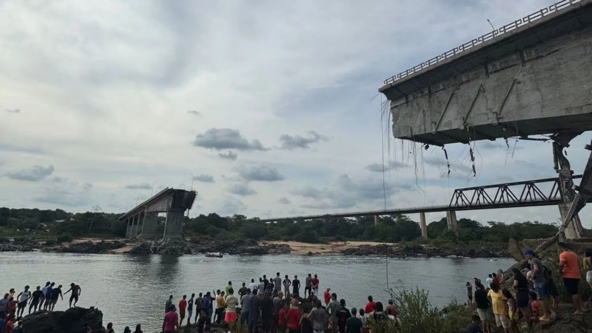 Brazil Bridge Collapse Spills Sulfuric Acid into Tocantins River | WATCH