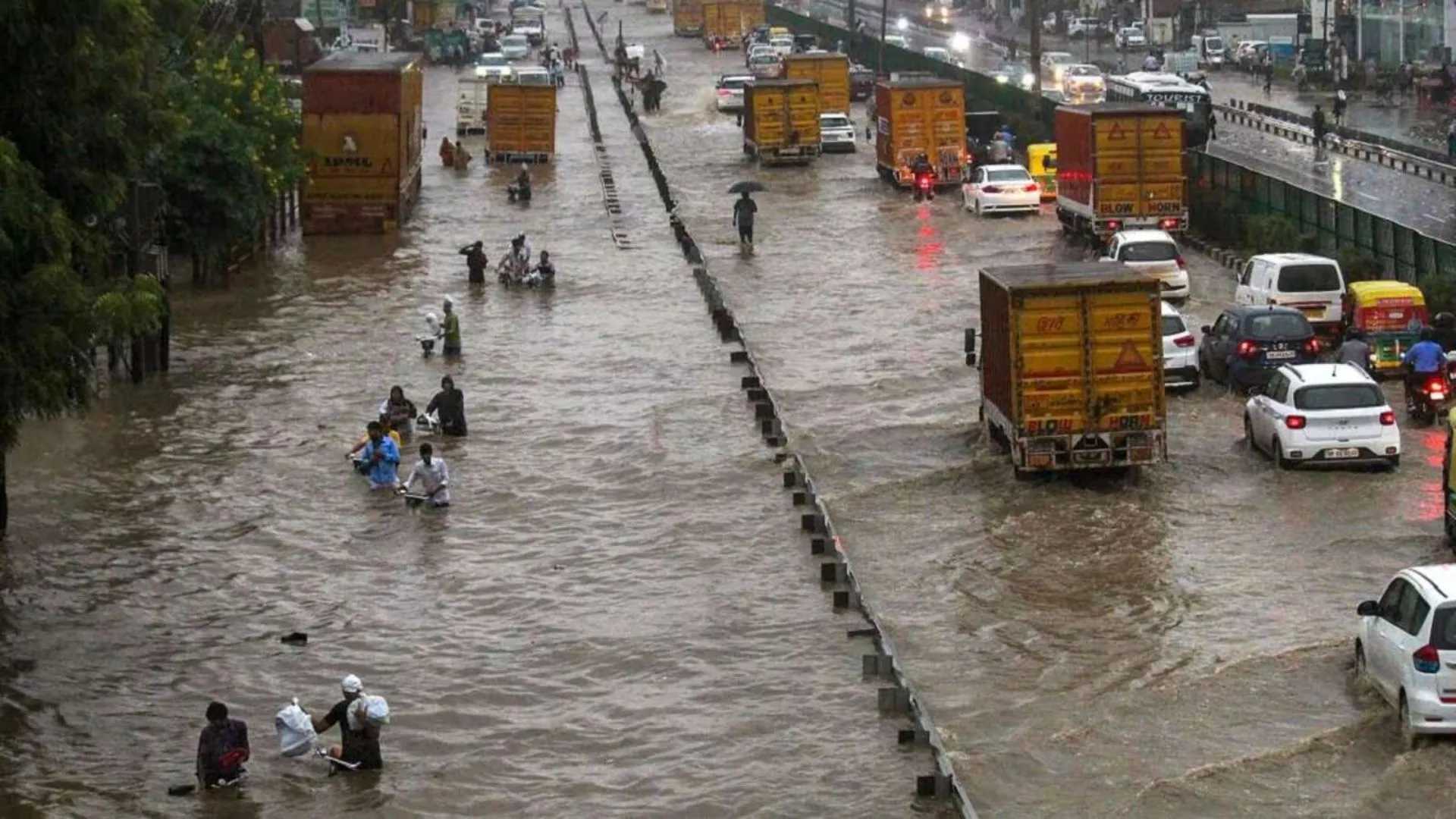Delhi Faces Traffic Snarls and Waterlogging Due to Continuous Rainfall