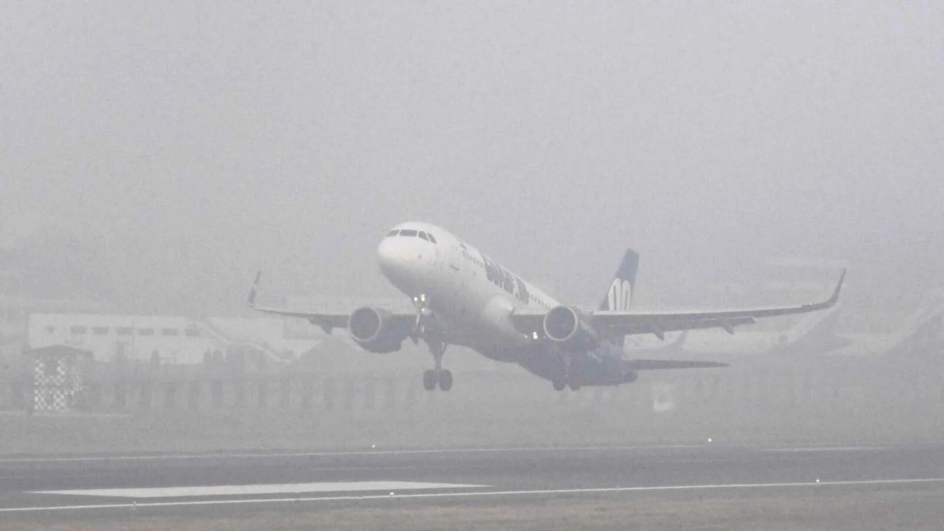 Dense Fog Causes Over 100 Flight Delays at Delhi Airport