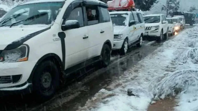 Snowfall Strands Hundreds of Tourists in Manali; Over 700 Rescued