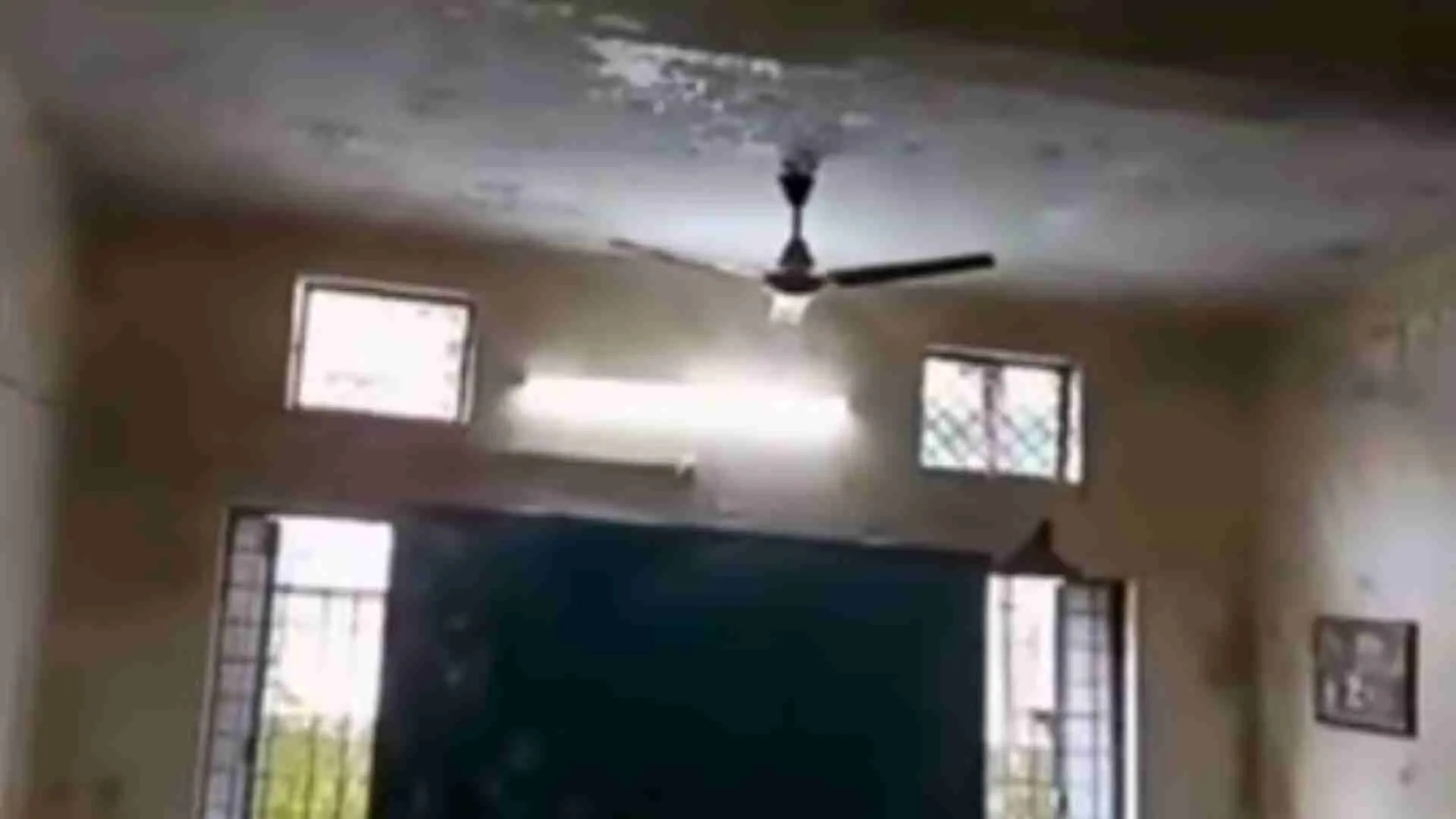UP: This Teacher In Jhansi Caught Watching Porn In Class By Student, This What He Did To Him