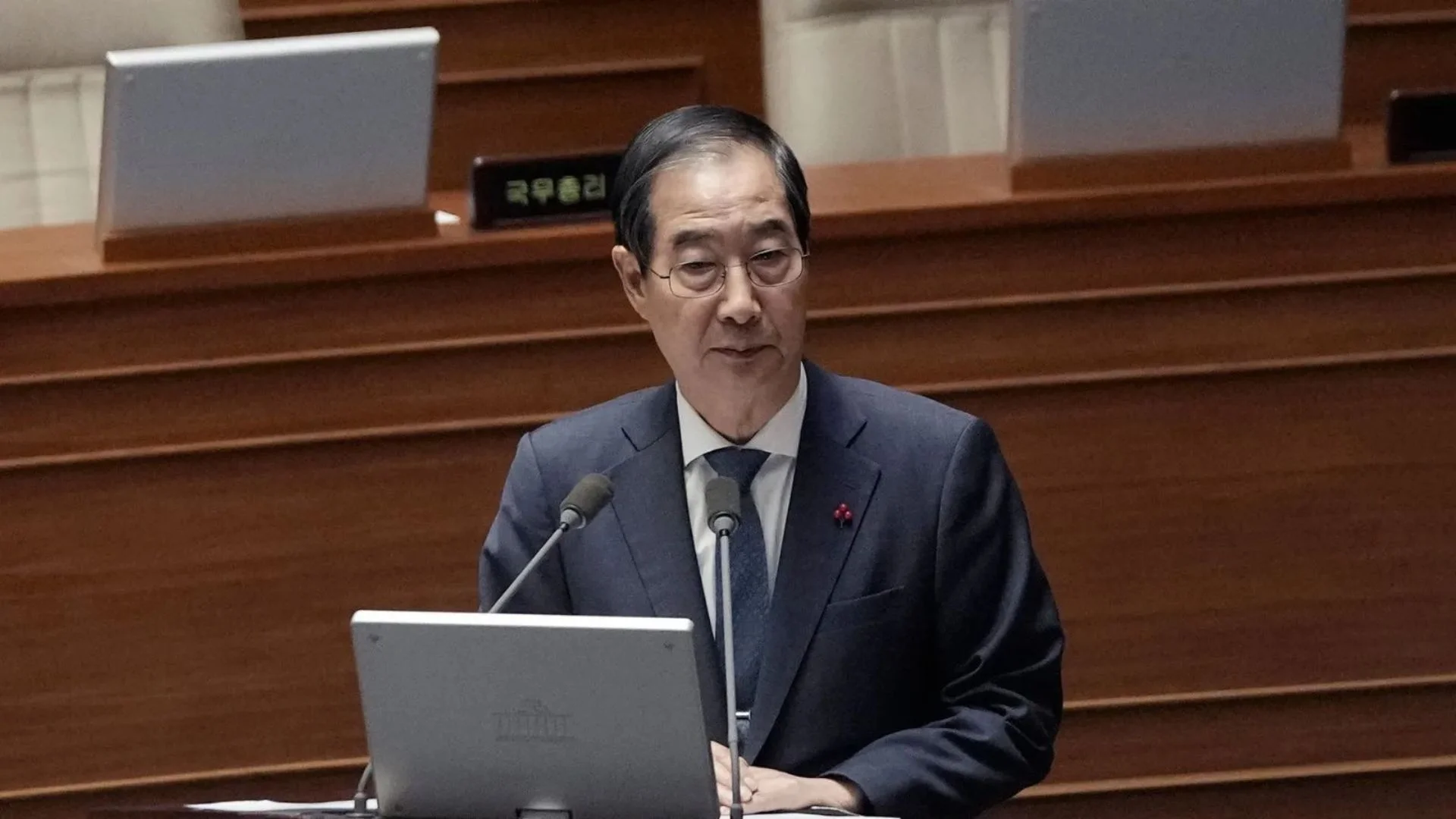 Who Is Han Duck-Soo And Can He Lead South Korea Out Of Its Political Crisis?