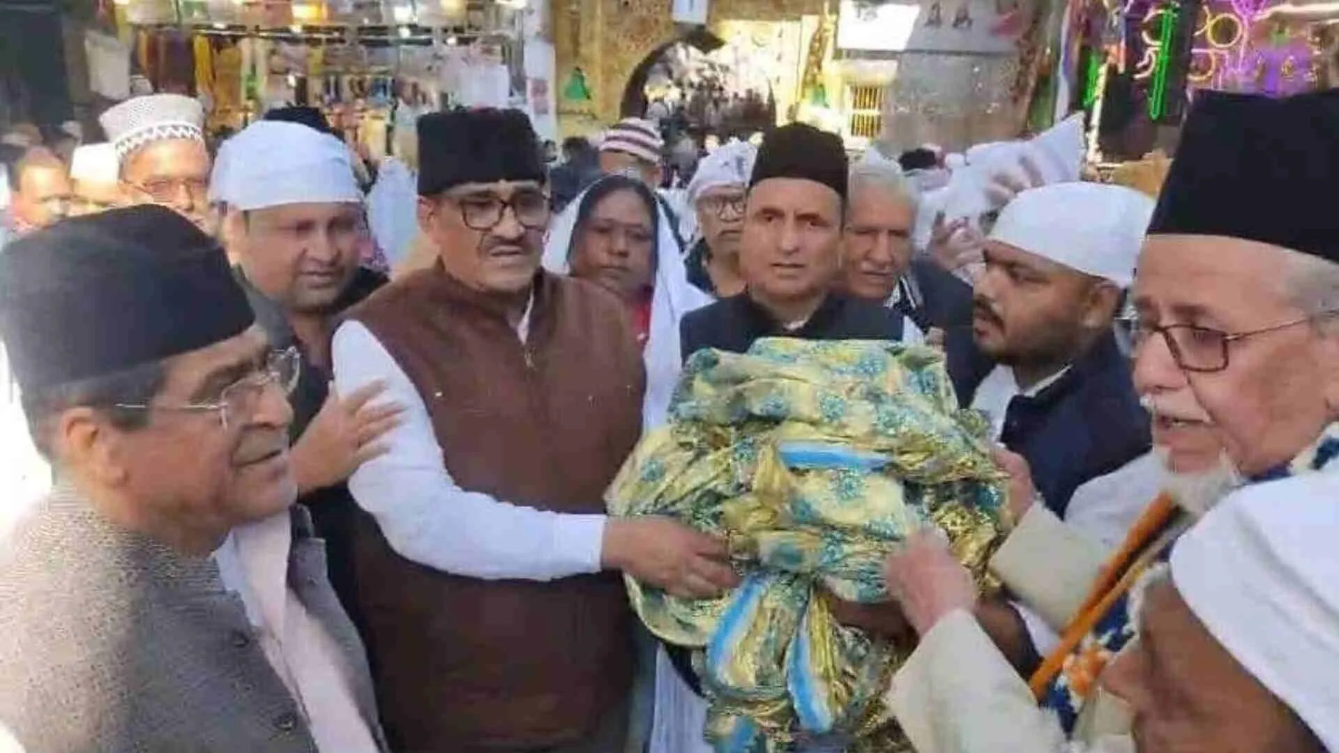 Chadar Presented On Behalf Of Gadkari And Gehlot At Ajmer Sharif Dargah