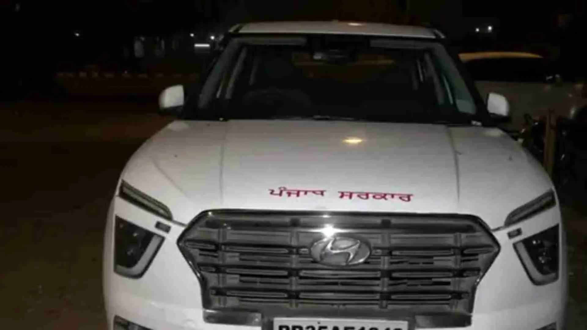 Delhi Police Busts ‘Punjab Govt’ Car with Liquor, Cash & AAP Pamphlets: BJP  Reacts! | WATCH