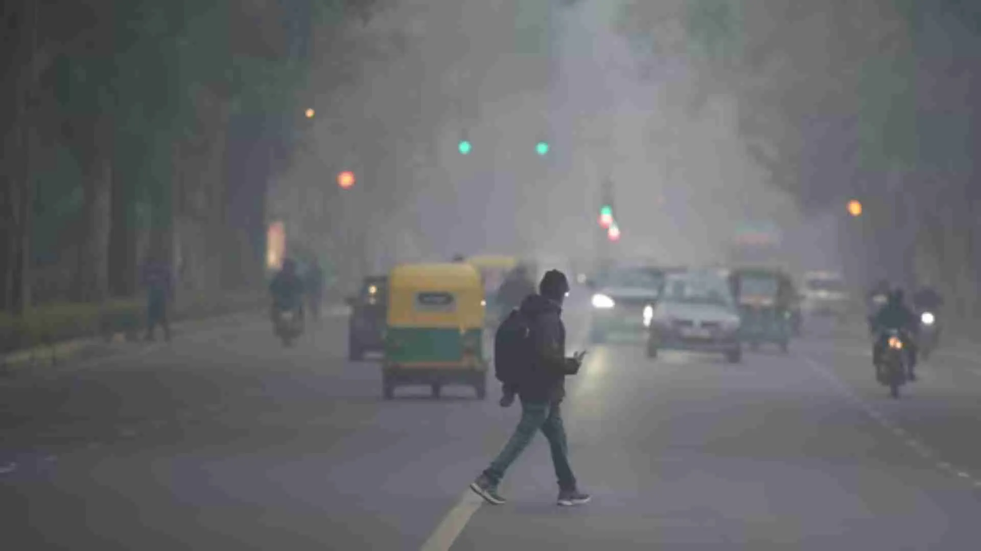 Dense Fog Disrupts Delhi: Over 400 Flights Delayed, City Sees 9 Hours Straight Zero Visibility