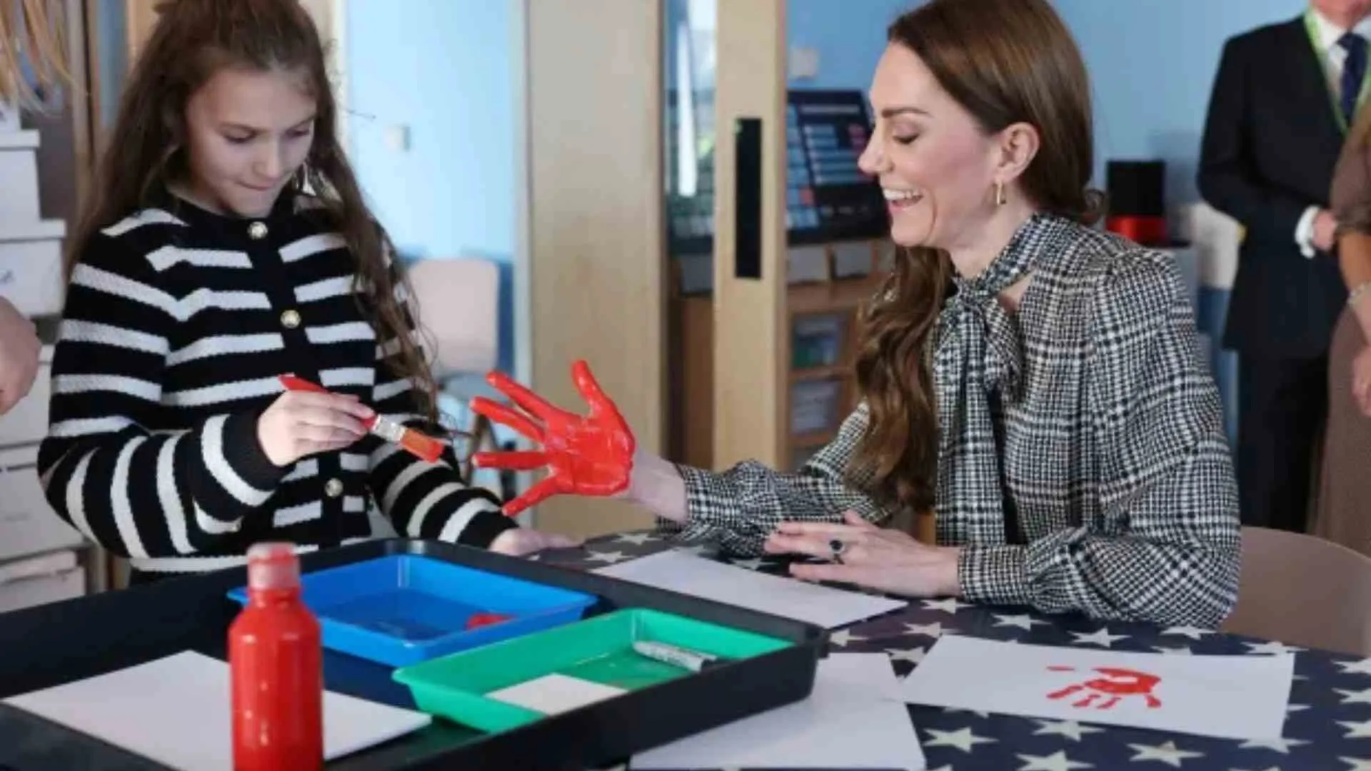 Girl Paints Princess Kate’s Palm During Visit with Brave Children | WATCH