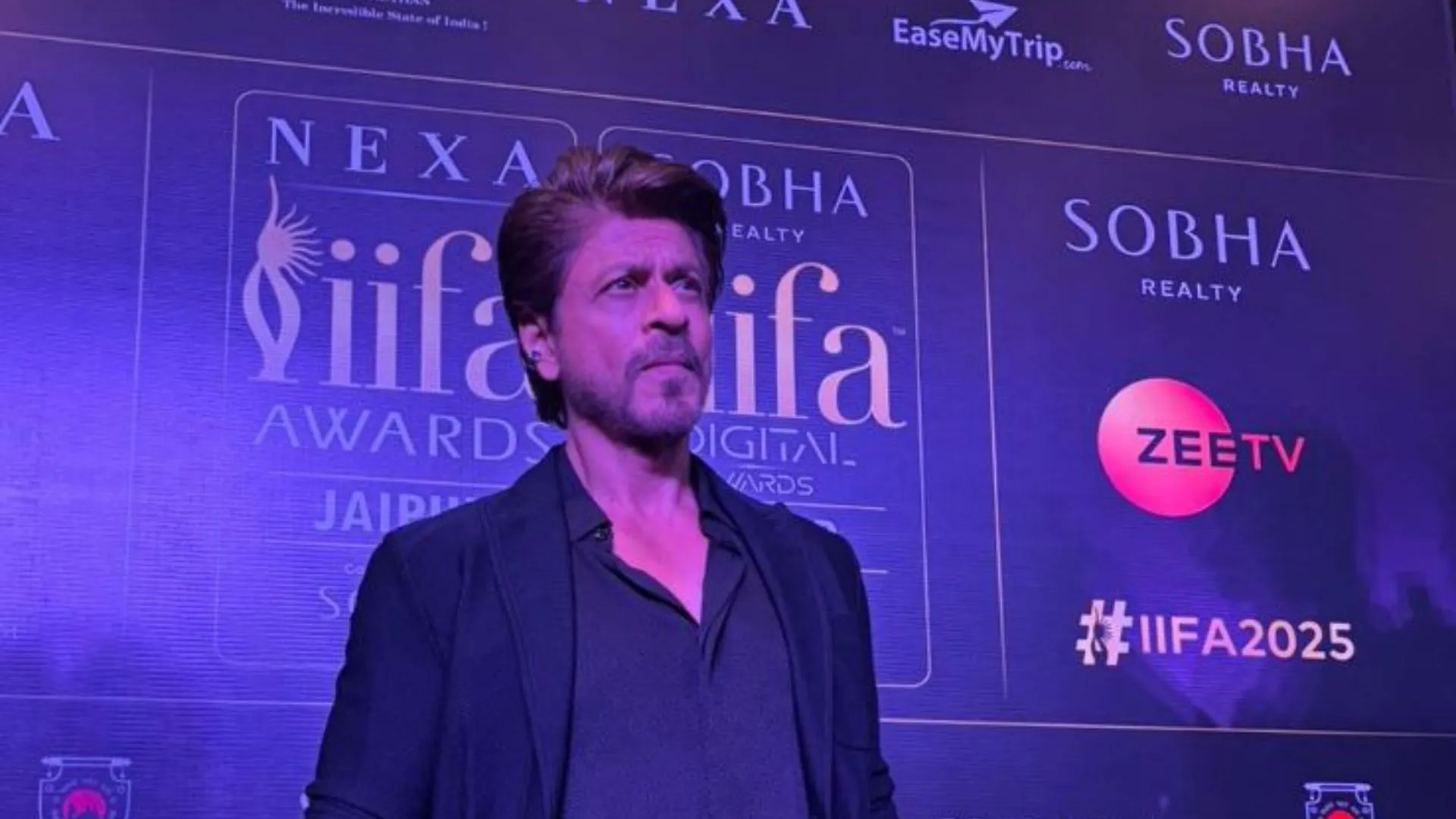 Shah Rukh Khan Makes a Stylish Entrance at IIFA 2025 Pre-Event, Steals the Show with His Ear Cuff | Watch