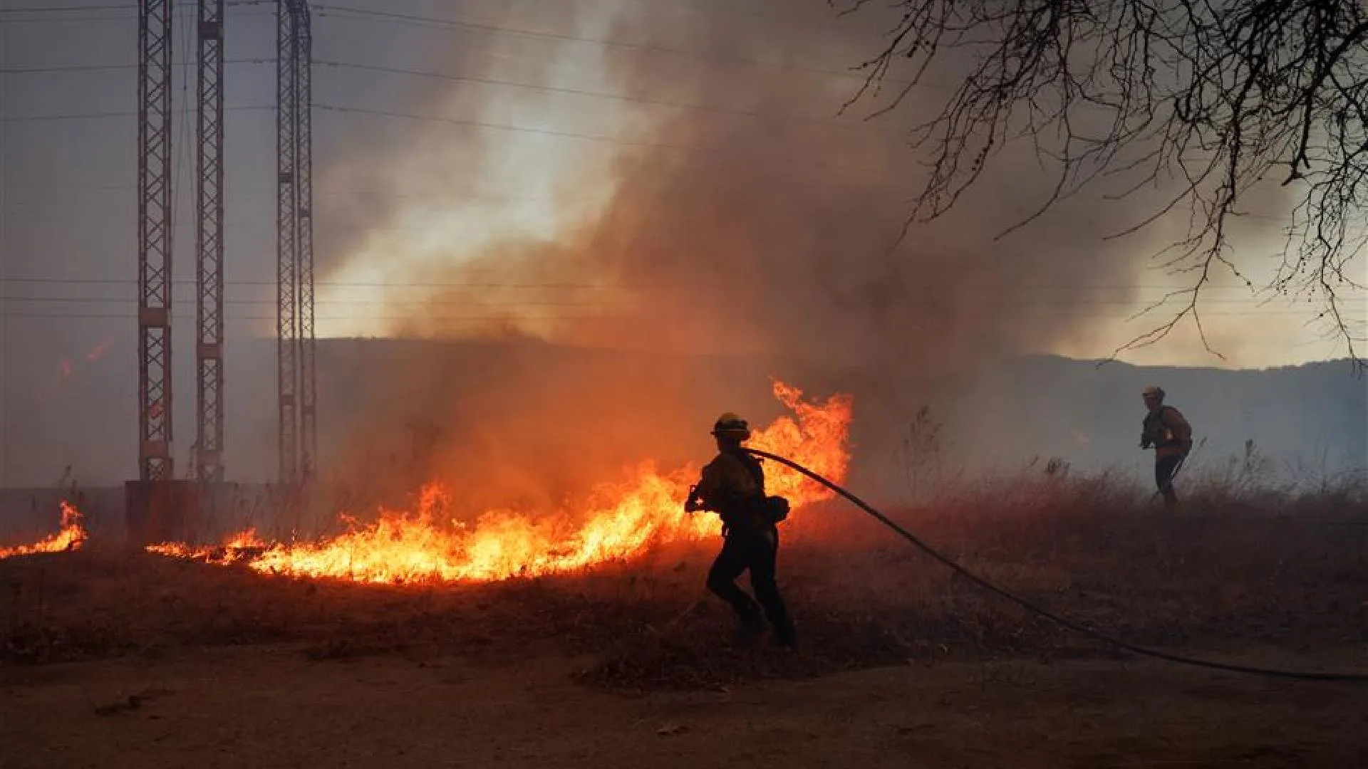 31,000 Ordered to Evacuated, New Fire Erupts in North of Los Angeles
