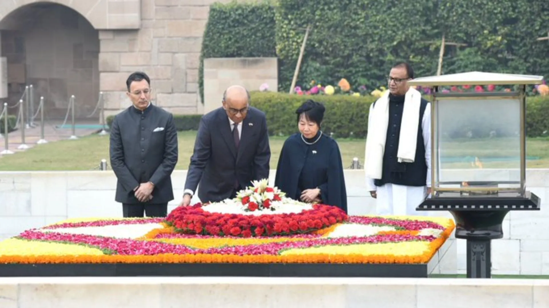 Singapore President Pays Tribute at Rajghat
