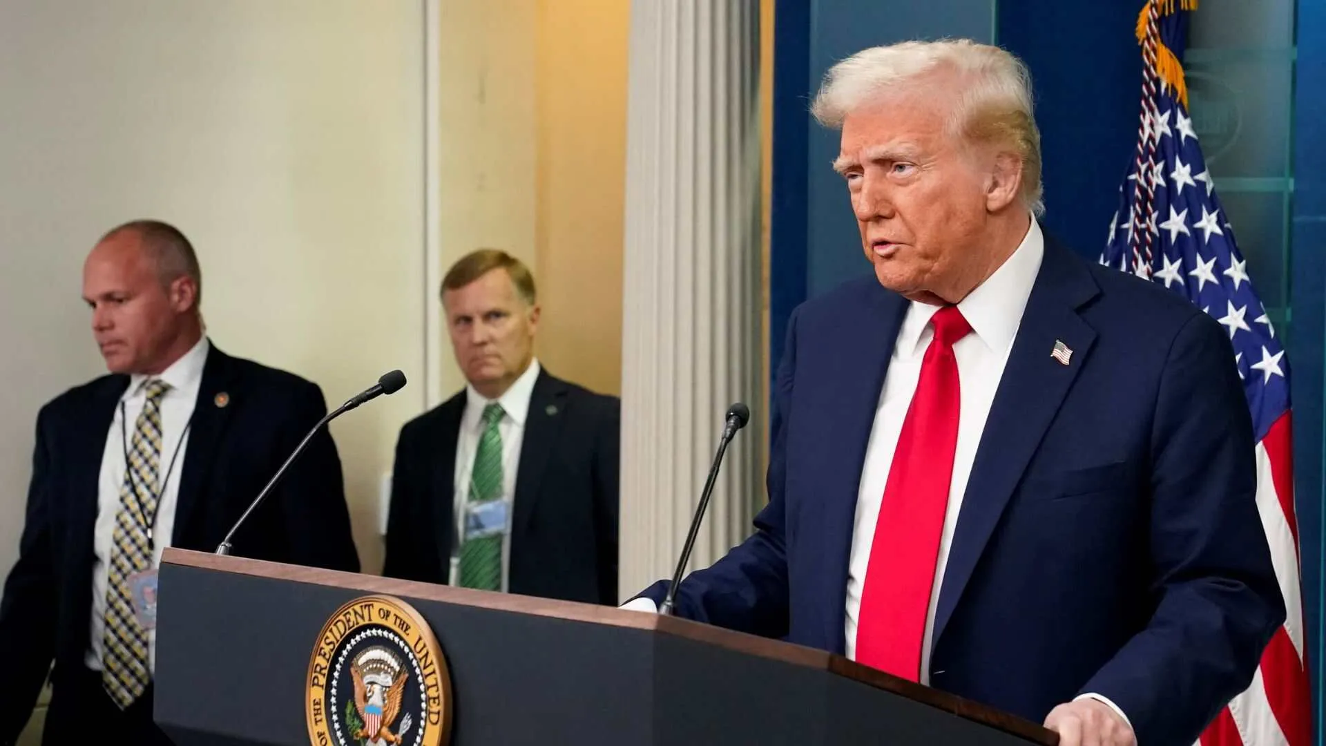 Why ‘Impeach Trump’ is Trending After Washington Air Crash?