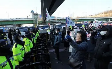 Tense Standoff at Presidential Residence Over Yoon Suk Yeol Arrest