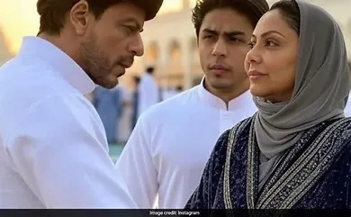 Did Shah Rukh Khan and Gauri Visit Mecca? Truth Behind Viral AI Photo